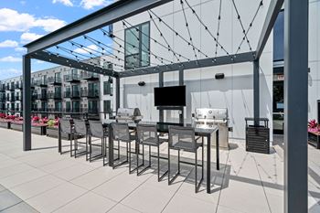 Resort-style pool & patio